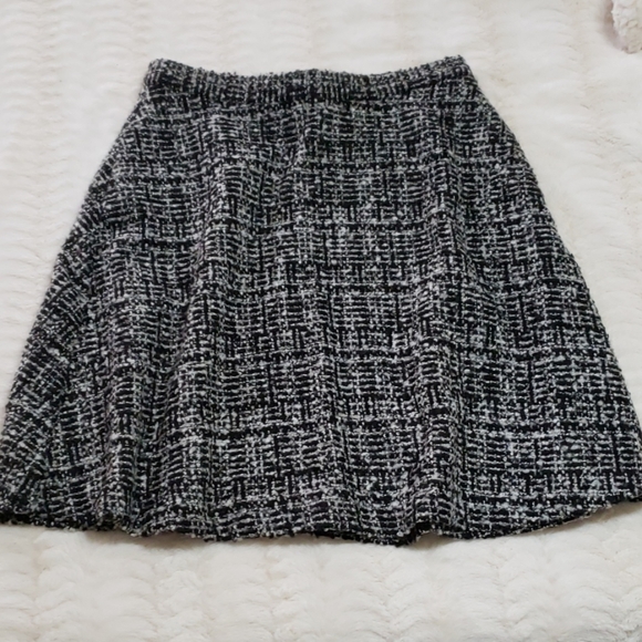 Banana Republic Factory Dresses & Skirts - NWT Banana Republic black&gray tweed circle skirt